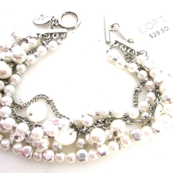 Ann Taylor LOFT Pearlized Delicate Charm white and silver Bracelet NWT 29.50 - Picture 3 of 6